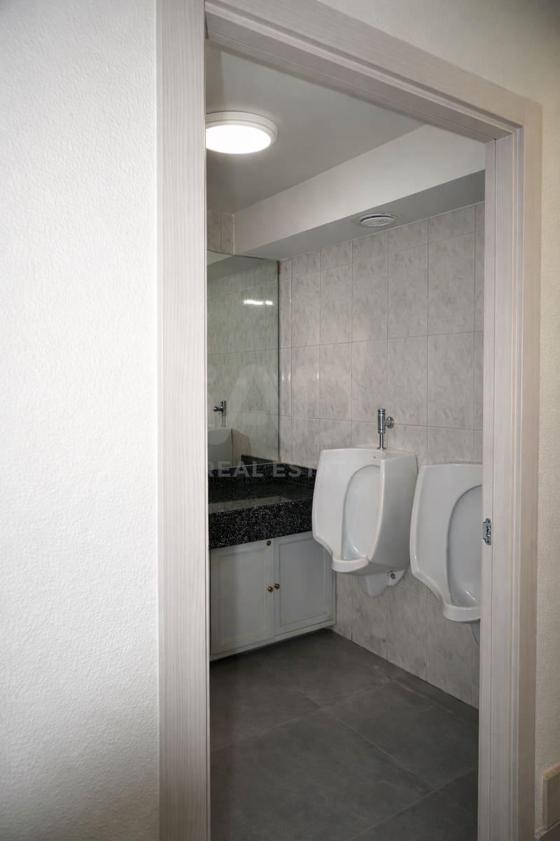 Kommersiell til leie i Leon by - € 1 700 (Ref: 9987639)