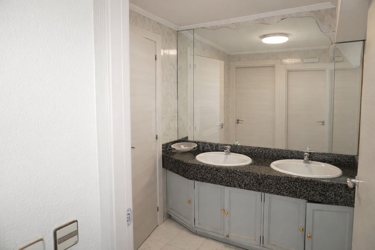 Kommersiell til leie i Leon by - € 1 700 (Ref: 9987639)