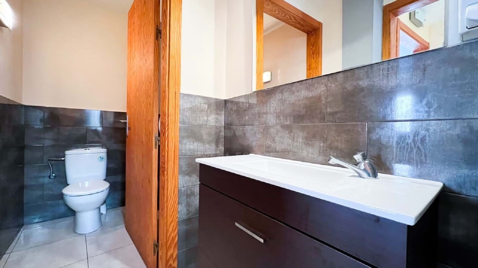 Kaupallinen myytävänä paikassa Tarragona kaupunki - 440 000 € (Ref: 9987640)