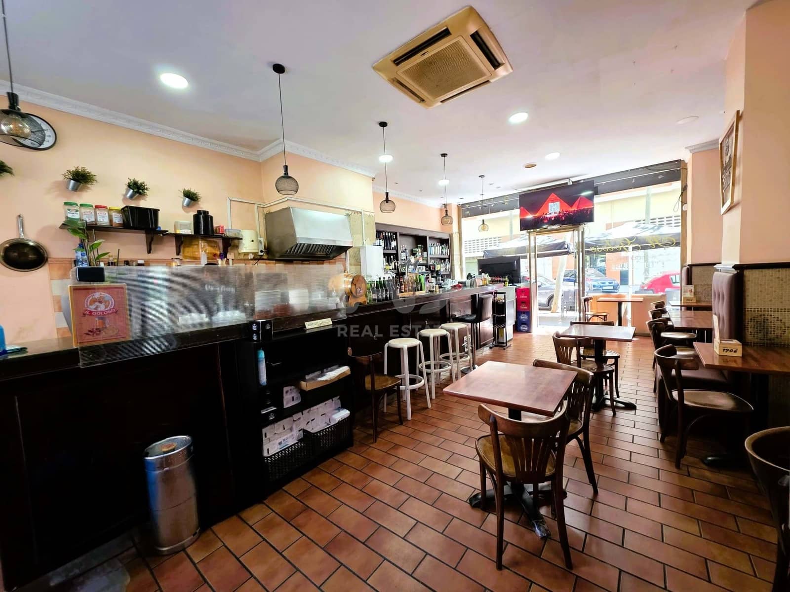 Erhverv til salg i Barcelona by - € 63.000 (Ref: 9987650)