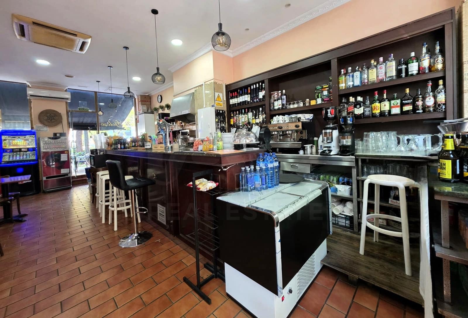 Commercial for sale in Barcelona city - € 63,000 (Ref: 9987650)