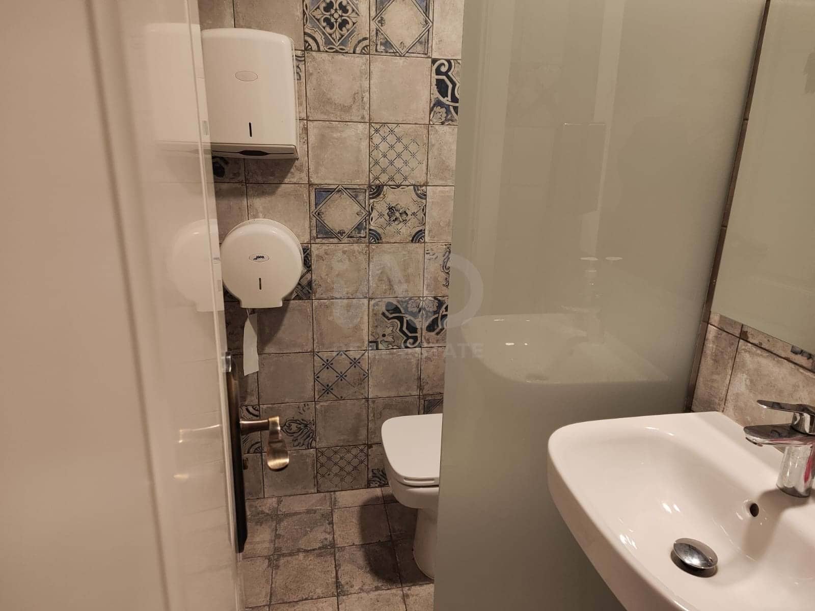 Comercial para arrendar em Madrid cidade - 1 500 € (Ref: 9987654)