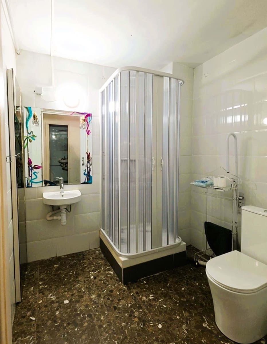 Erhverv til salg i Barcelona by - € 309.000 (Ref: 9987656)