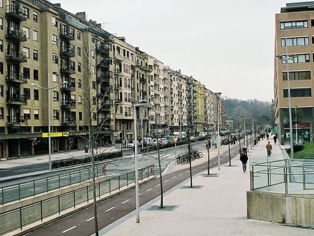 Local Comercial de 1 habitación en Donostia-San Sebastián en venta - 400.000 € (Ref: 9987671)