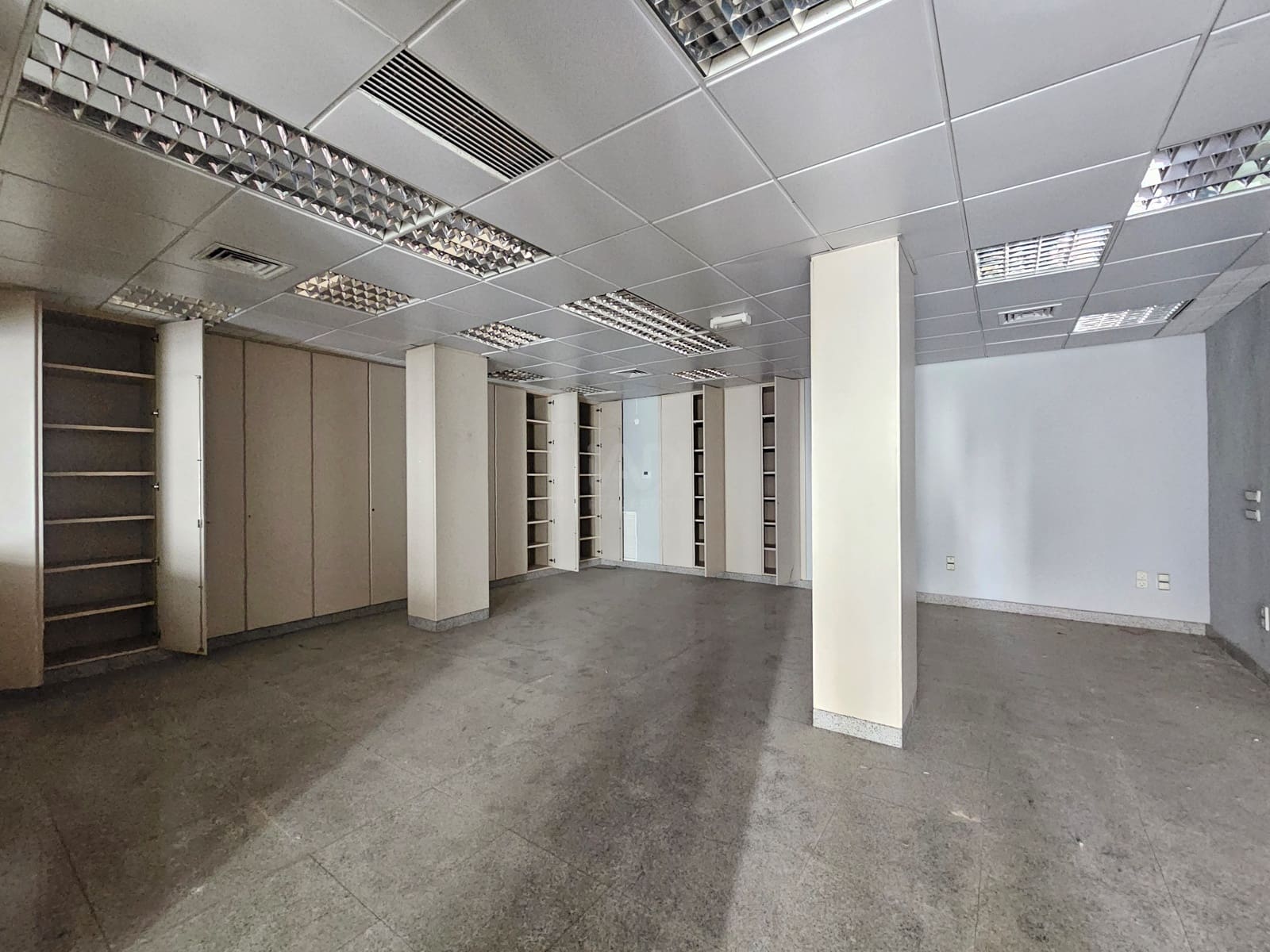 Commercial for sale in Granada city - € 90,000 (Ref: 9987672)