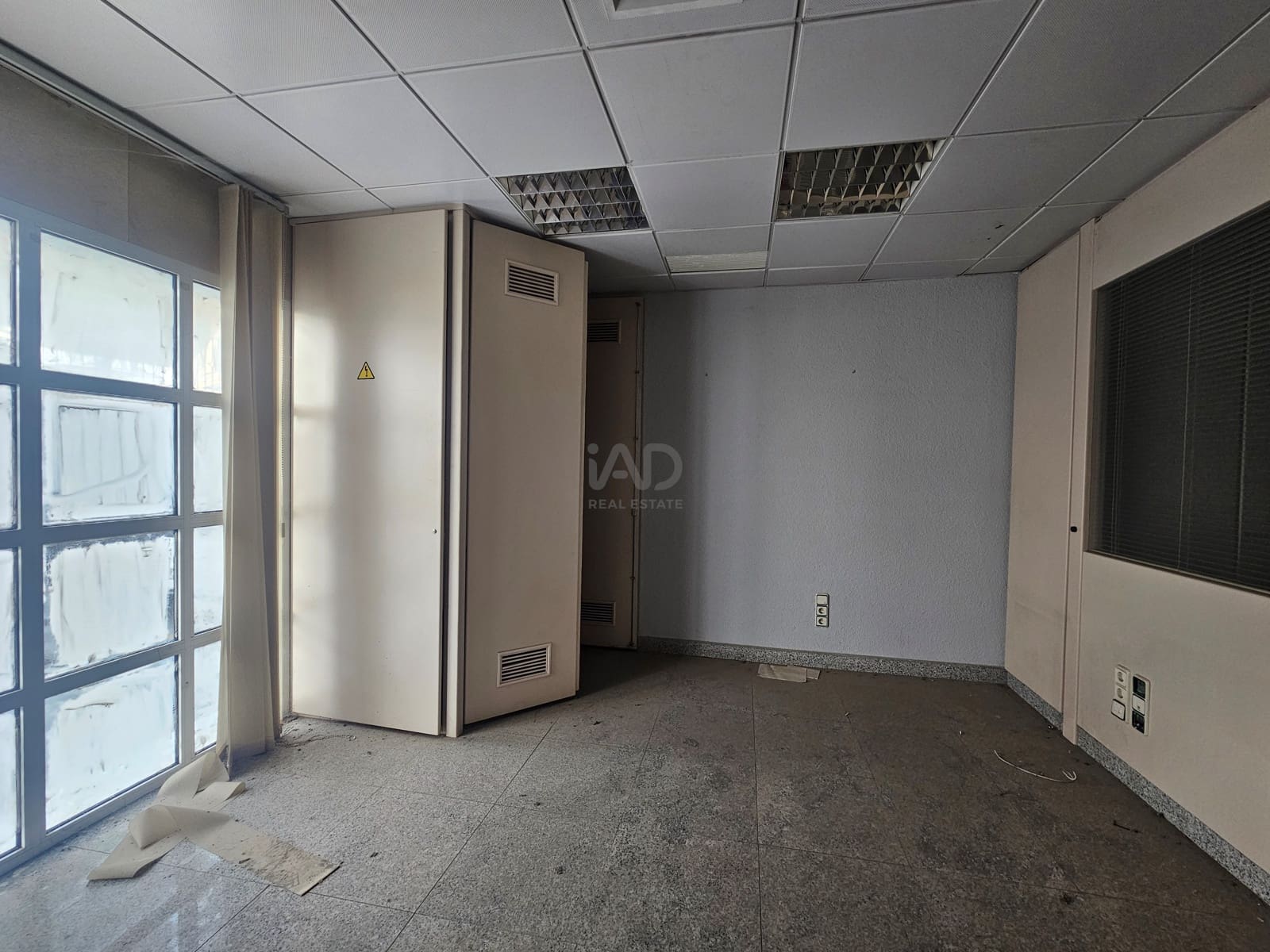 Commercial for sale in Granada city - € 90,000 (Ref: 9987672)