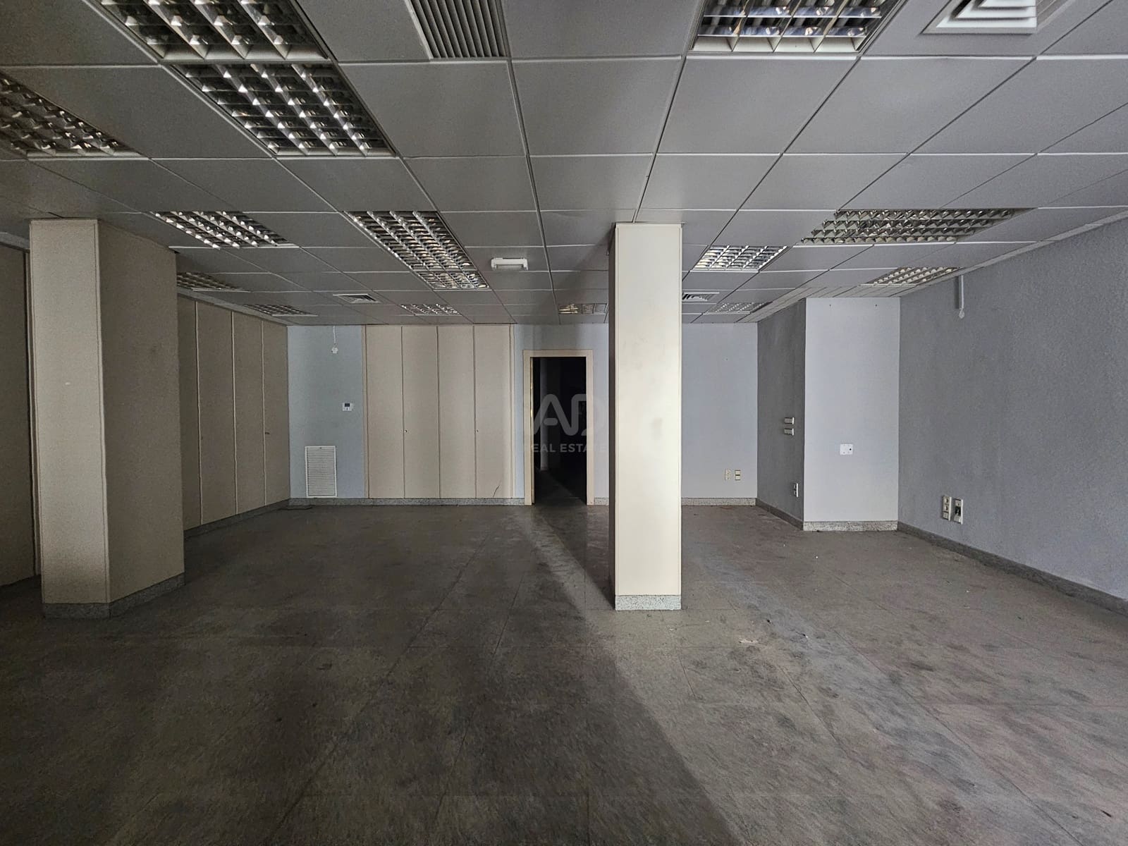 Commercial for sale in Granada city - € 90,000 (Ref: 9987672)