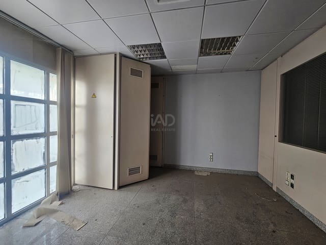 Commercial for sale in Granada city - € 90,000 (Ref: 9987672)