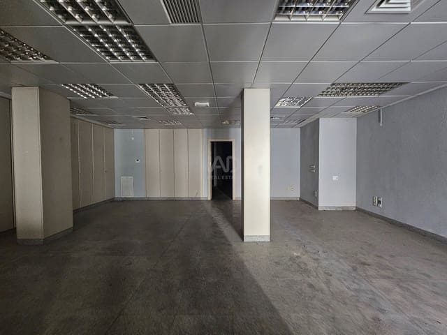 Commercial for sale in Granada city - € 90,000 (Ref: 9987672)