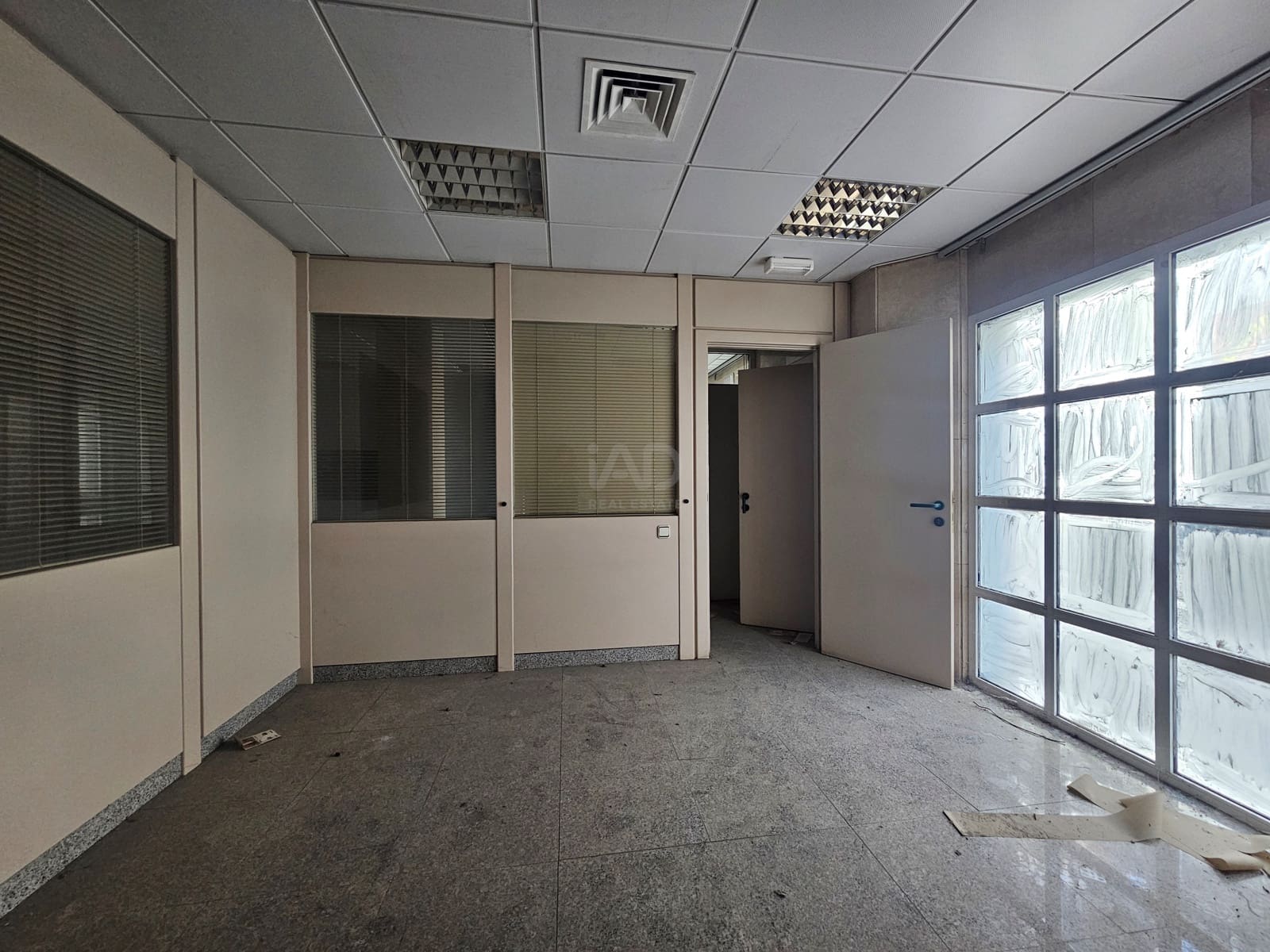 Commercial for sale in Granada city - € 90,000 (Ref: 9987672)