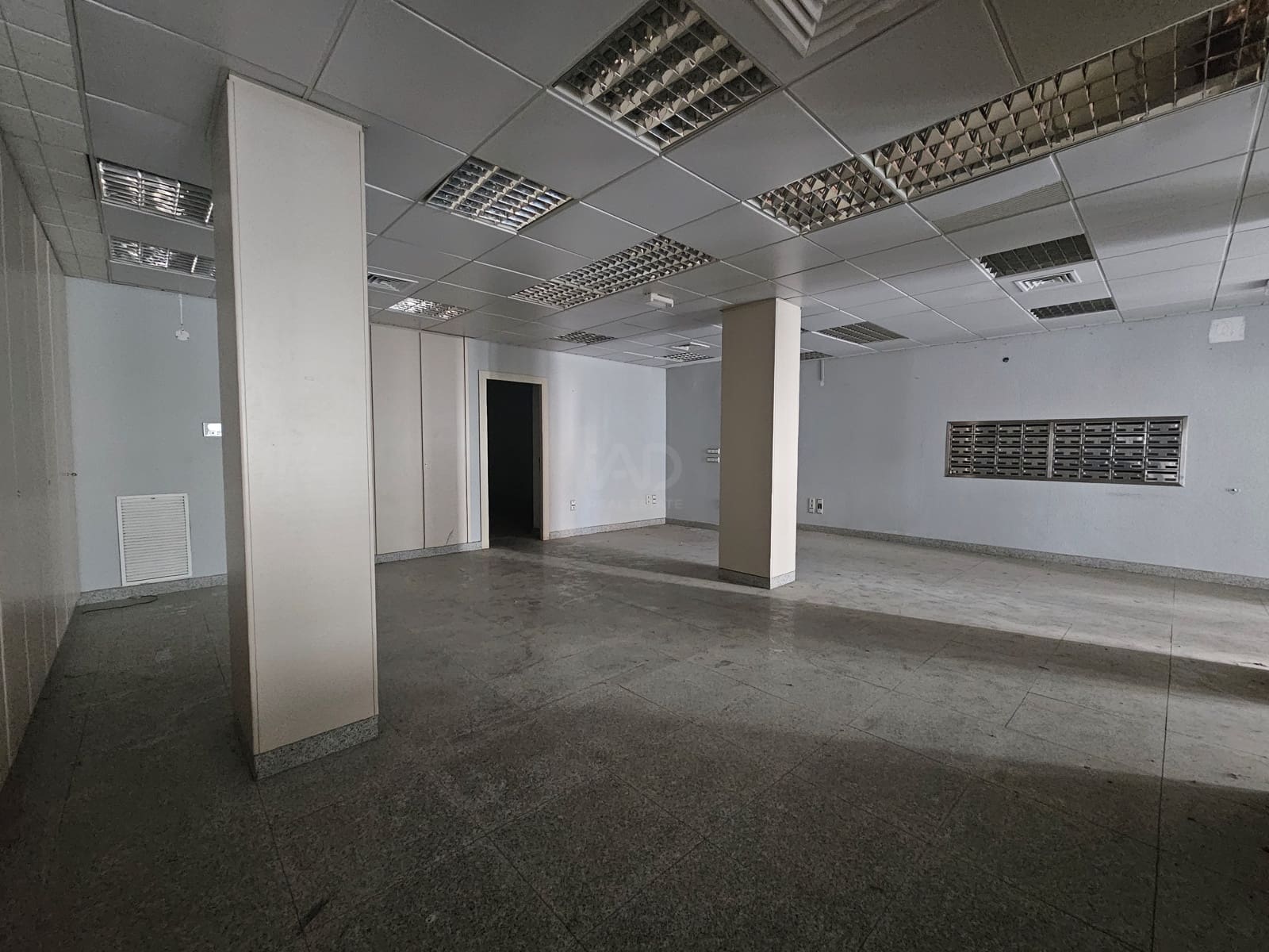 Commercial for sale in Granada city - € 90,000 (Ref: 9987672)