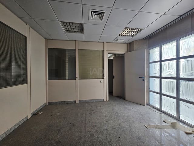 Commercial for sale in Granada city - € 90,000 (Ref: 9987672)