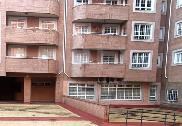 3 slaapkamer Commercieel te koop in León stad - € 180.000 (Ref: 9987673)