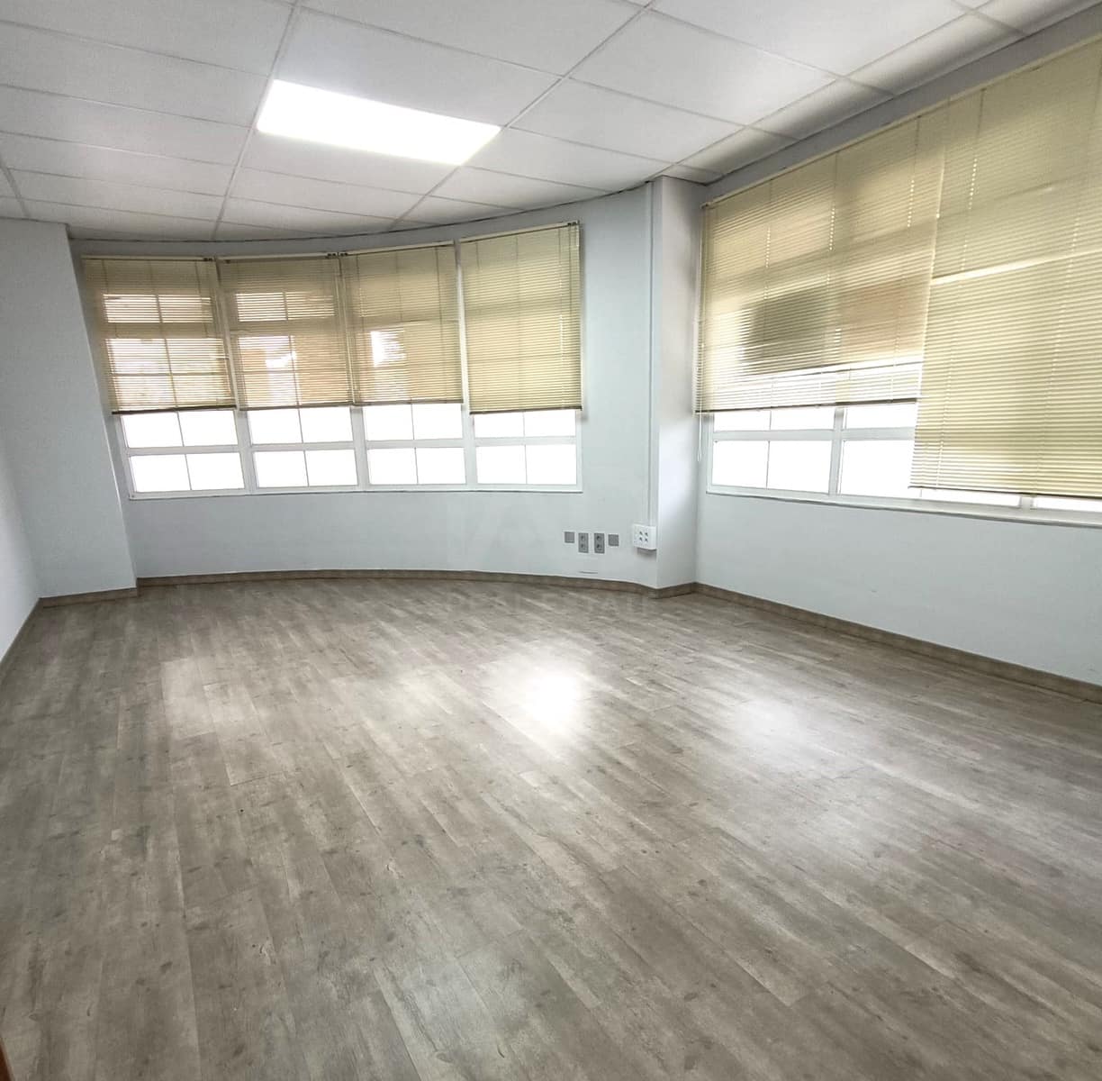 3 quarto Comercial para venda em Leao cidade - 180 000 € (Ref: 9987673)
