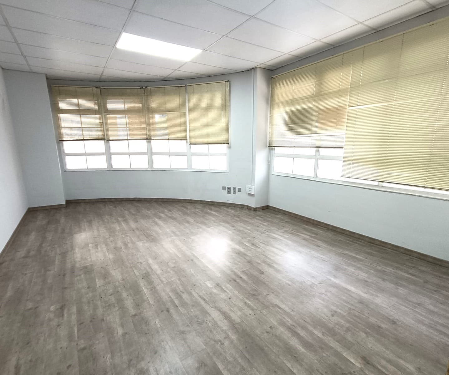 3 quarto Comercial para venda em Leao cidade - 180 000 € (Ref: 9987673)