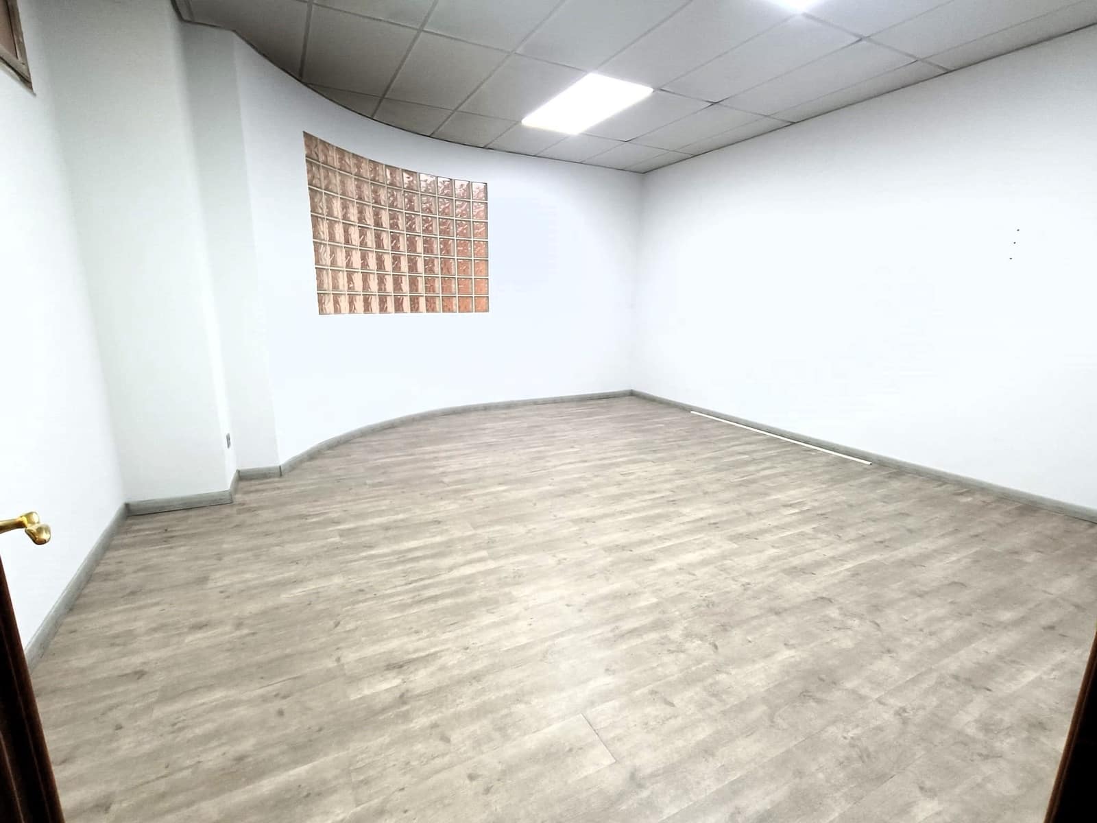 3 quarto Comercial para venda em Leao cidade - 180 000 € (Ref: 9987673)