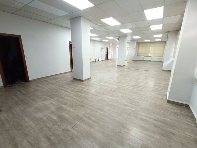 3 slaapkamer Commercieel te koop in León stad - € 180.000 (Ref: 9987673)