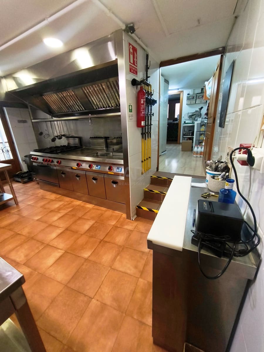 5 soverom Kommersiell til salgs i Leon by - € 450 000 (Ref: 9987675)