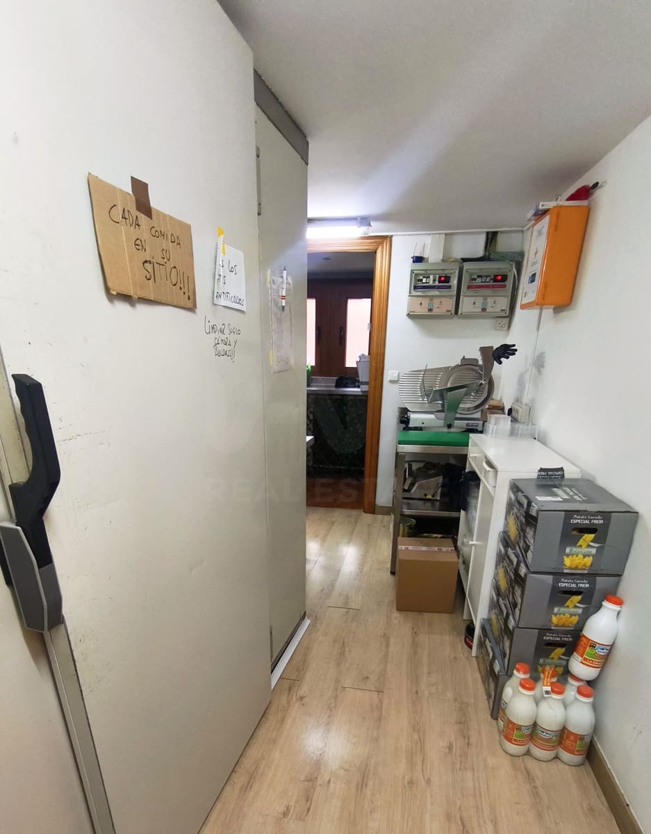 5 bedroom Commercial for sale in Leon city - € 450,000 (Ref: 9987675)