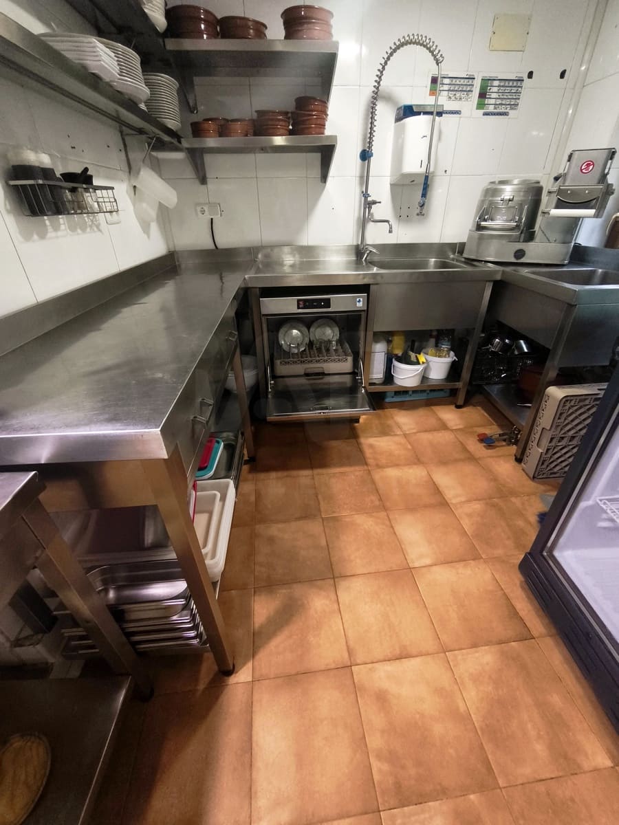 5 bedroom Commercial for sale in Leon city - € 450,000 (Ref: 9987675)