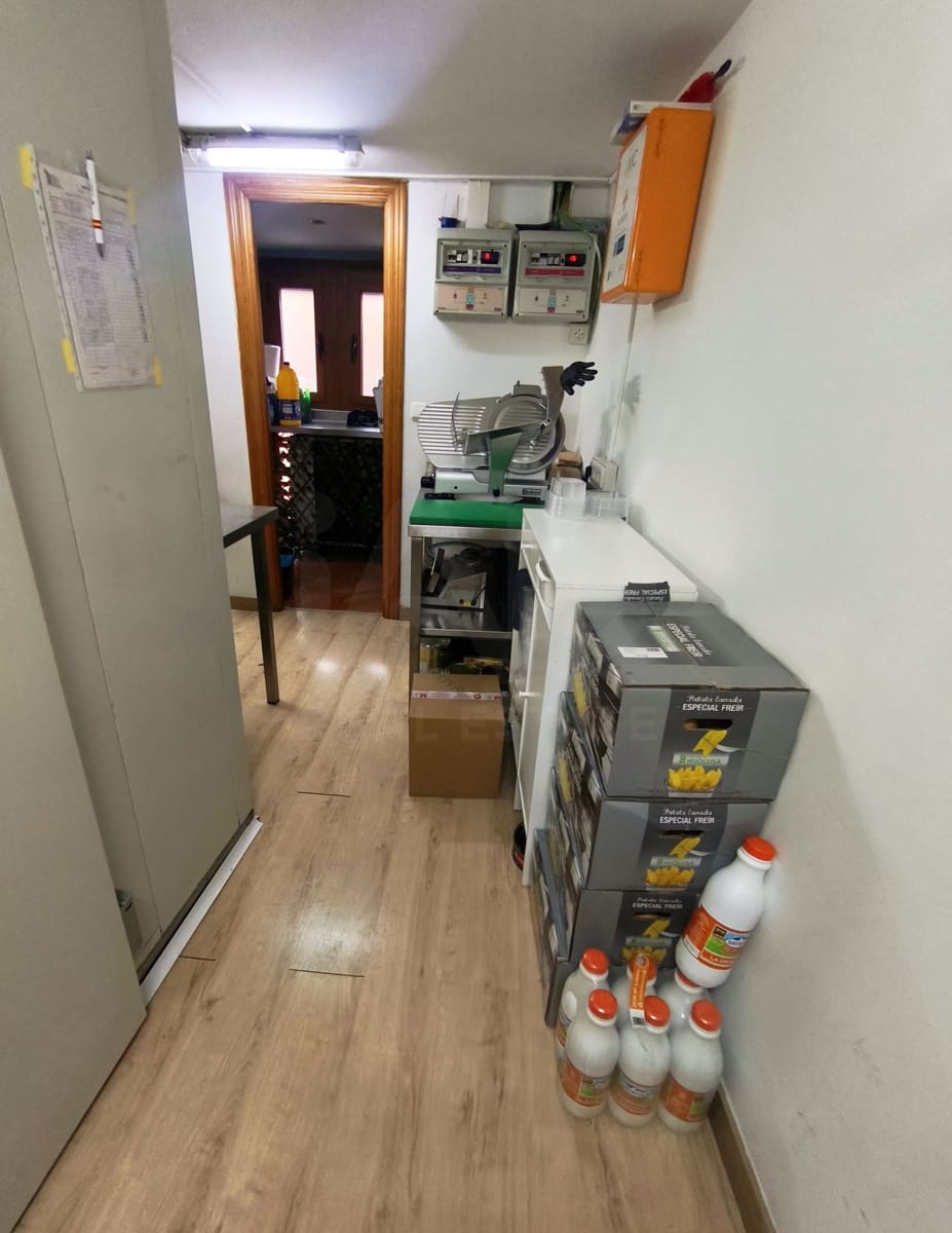 5 bedroom Commercial for sale in Leon city - € 450,000 (Ref: 9987675)
