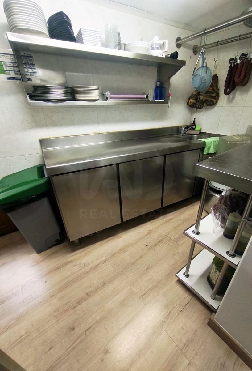 5 bedroom Commercial for sale in Leon city - € 450,000 (Ref: 9987675)