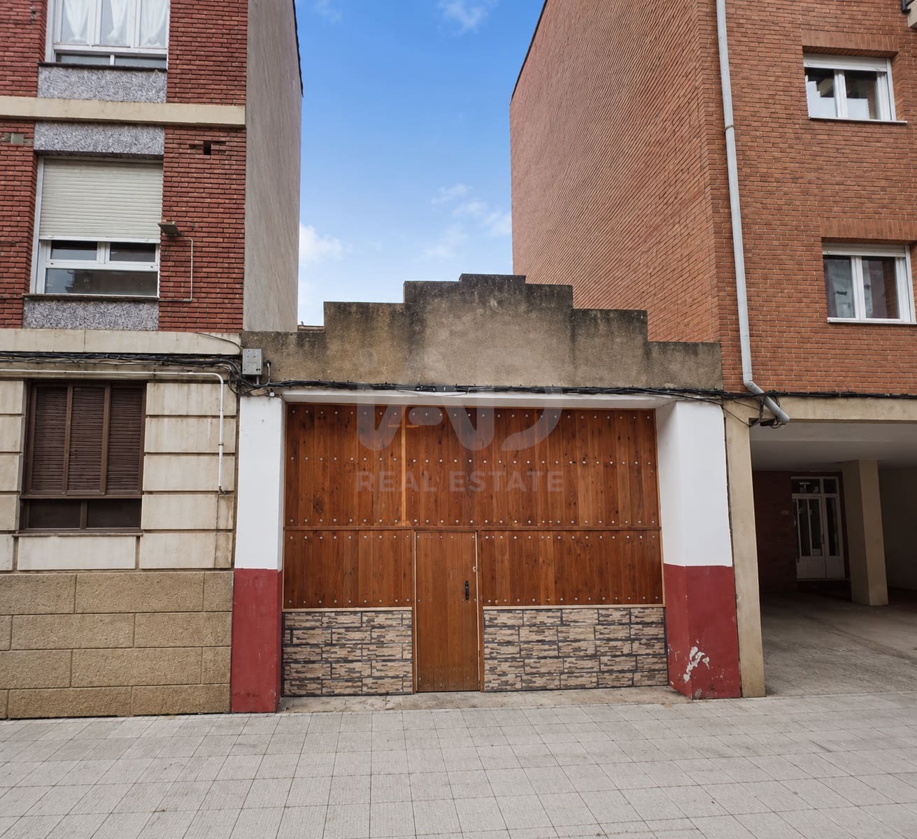 Kommersiell til salgs i Leon by - € 69 000 (Ref: 9987677)