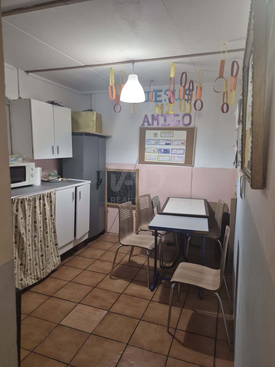 Kommersiell til salgs i Leon by - € 69 000 (Ref: 9987677)