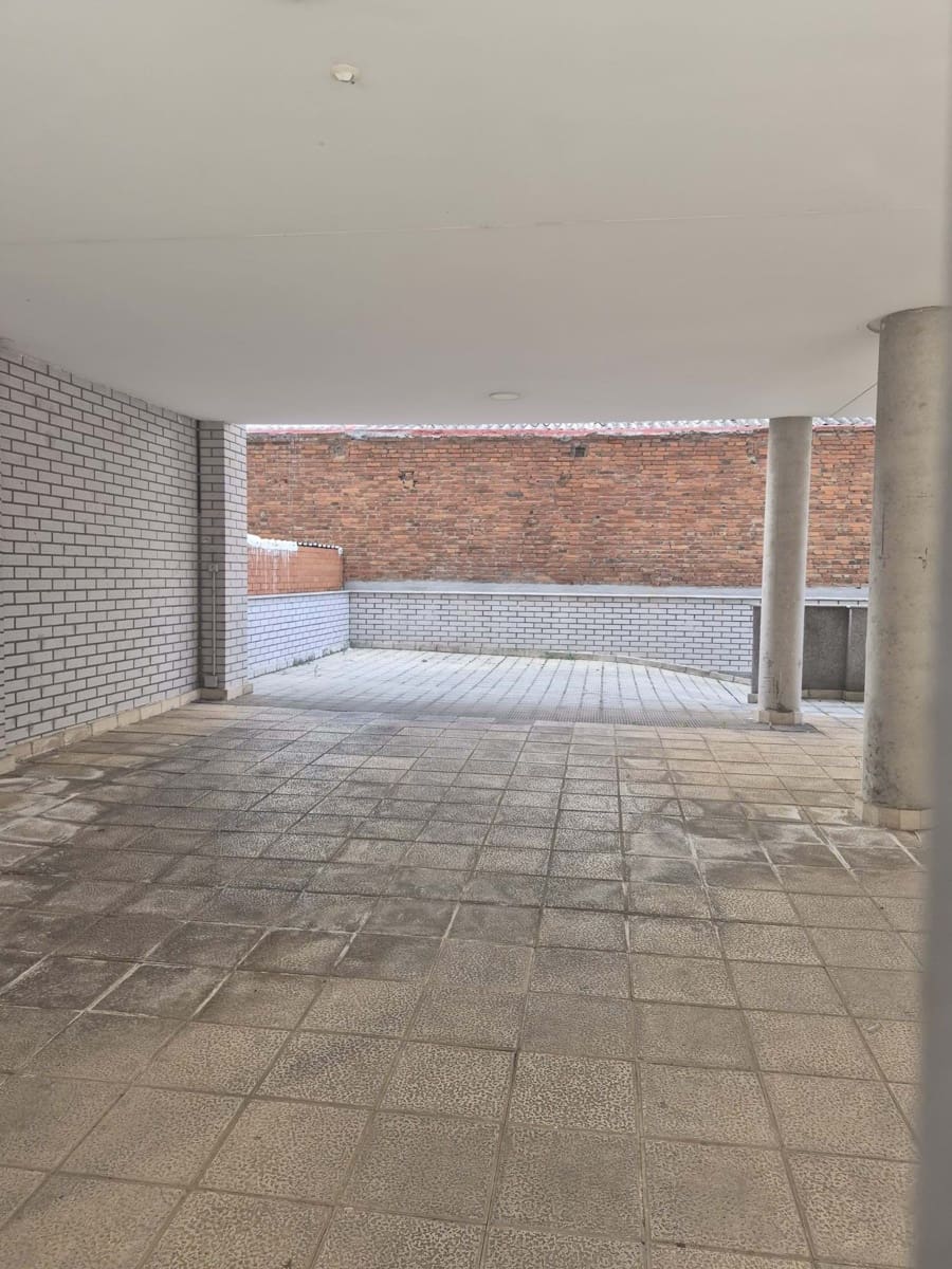 Kommersiell til salgs i Leon by - € 69 000 (Ref: 9987677)