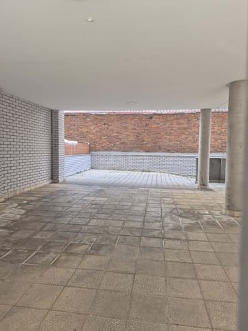Kommersiell til salgs i Leon by - € 69 000 (Ref: 9987677)