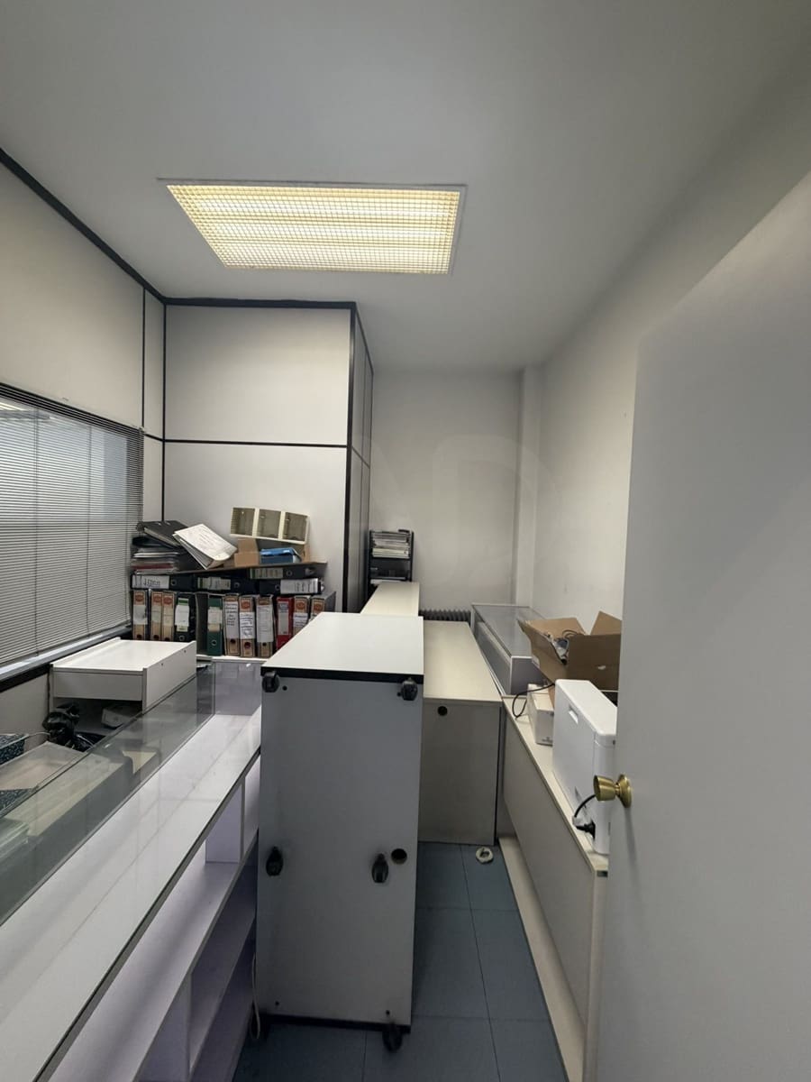 Commercial for sale in Madrid city - € 350,000 (Ref: 9987690)