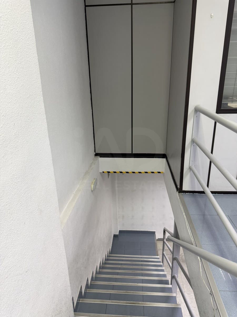 Commercial for sale in Madrid city - € 350,000 (Ref: 9987690)