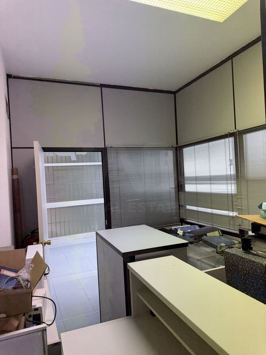 Commercial for sale in Madrid city - € 350,000 (Ref: 9987690)