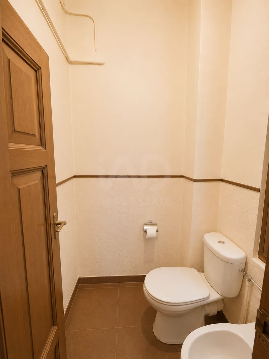 Kommersiell til leie i Leon by - € 600 (Ref: 9987699)