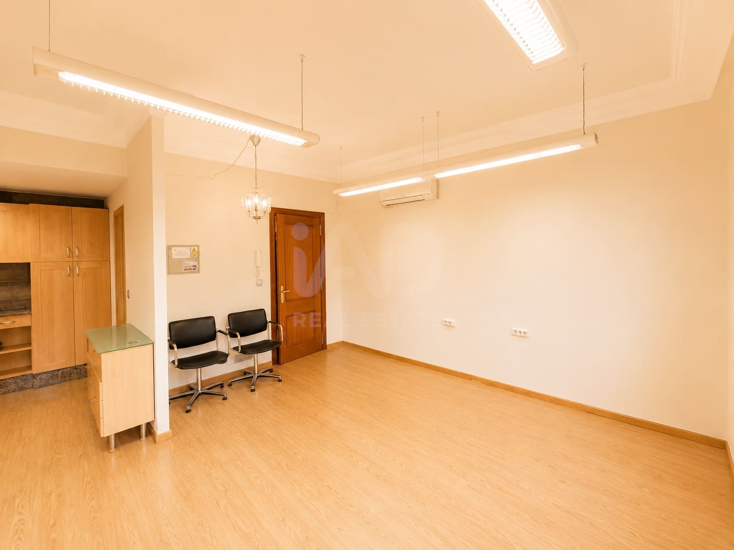 Kommersiell til leie i Leon by - € 600 (Ref: 9987699)