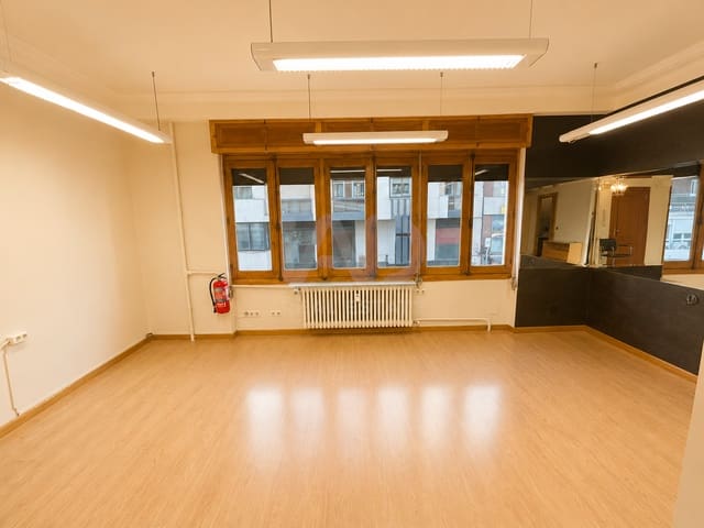 Erhverv til leje i León by - € 600 (Ref: 9987699)