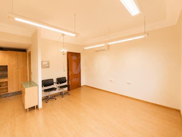 Erhverv til leje i León by - € 600 (Ref: 9987699)