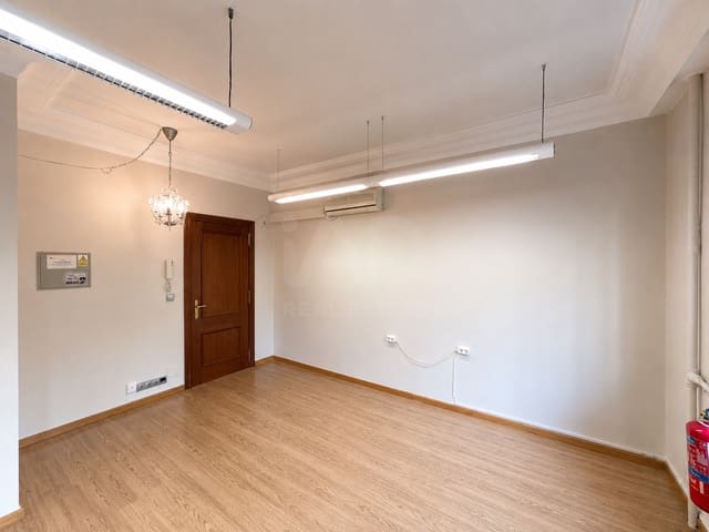 Erhverv til leje i León by - € 600 (Ref: 9987699)