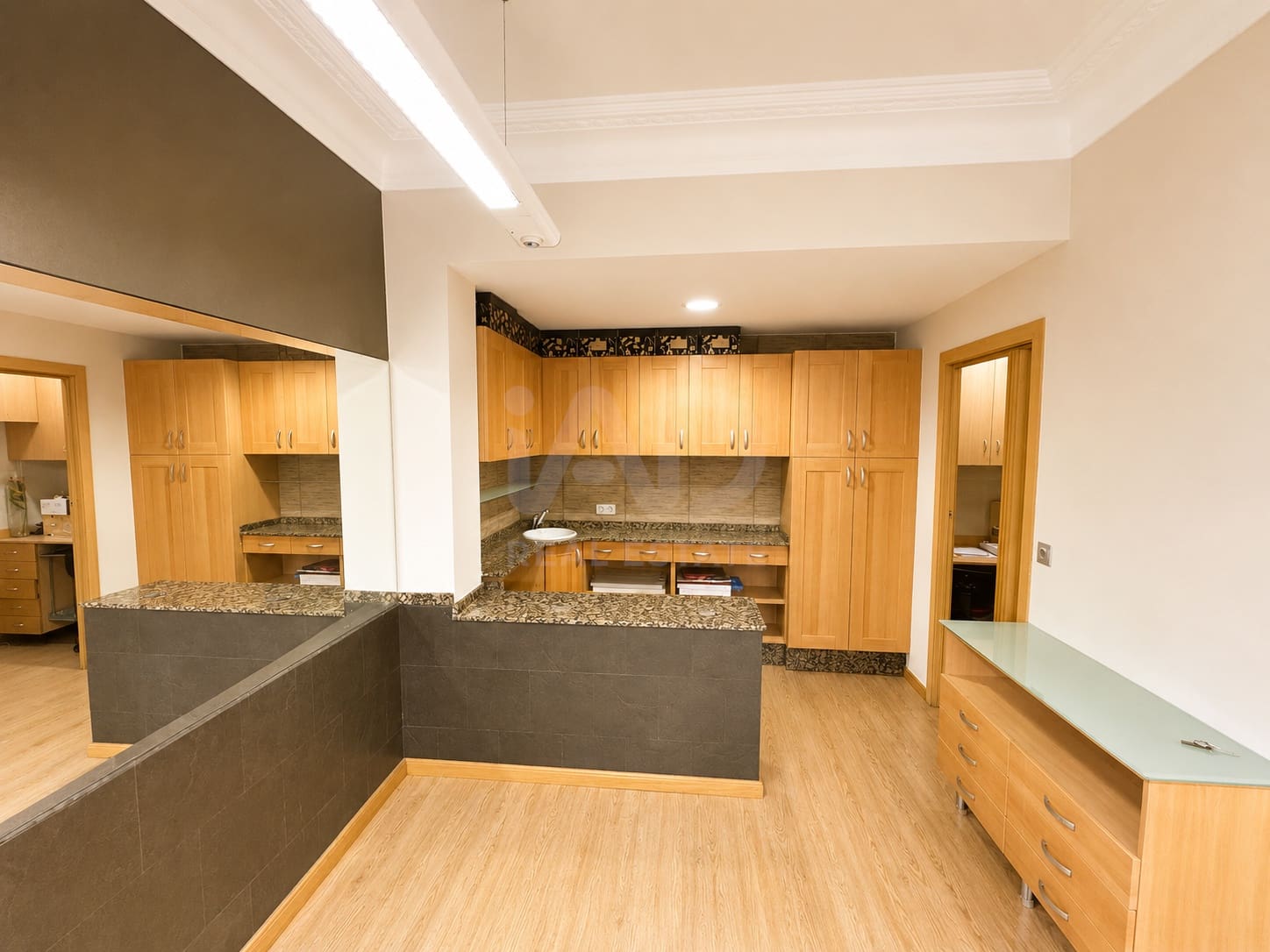 Kommersiell til leie i Leon by - € 600 (Ref: 9987699)