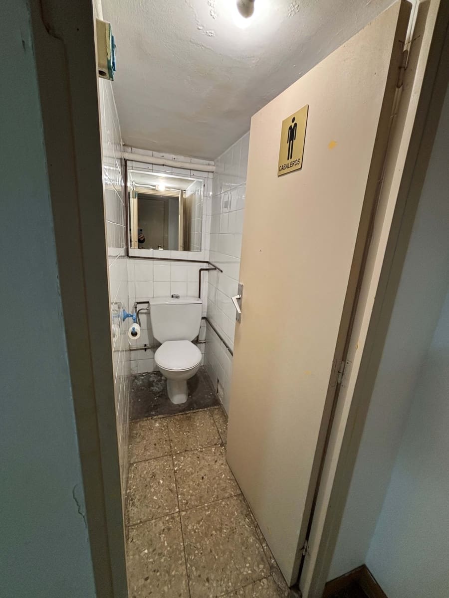 Erhverv til leje i Barcelona by - € 1.800 (Ref: 9987719)
