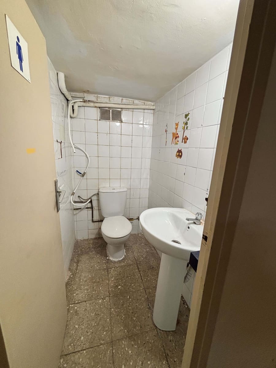 Erhverv til leje i Barcelona by - € 1.800 (Ref: 9987719)