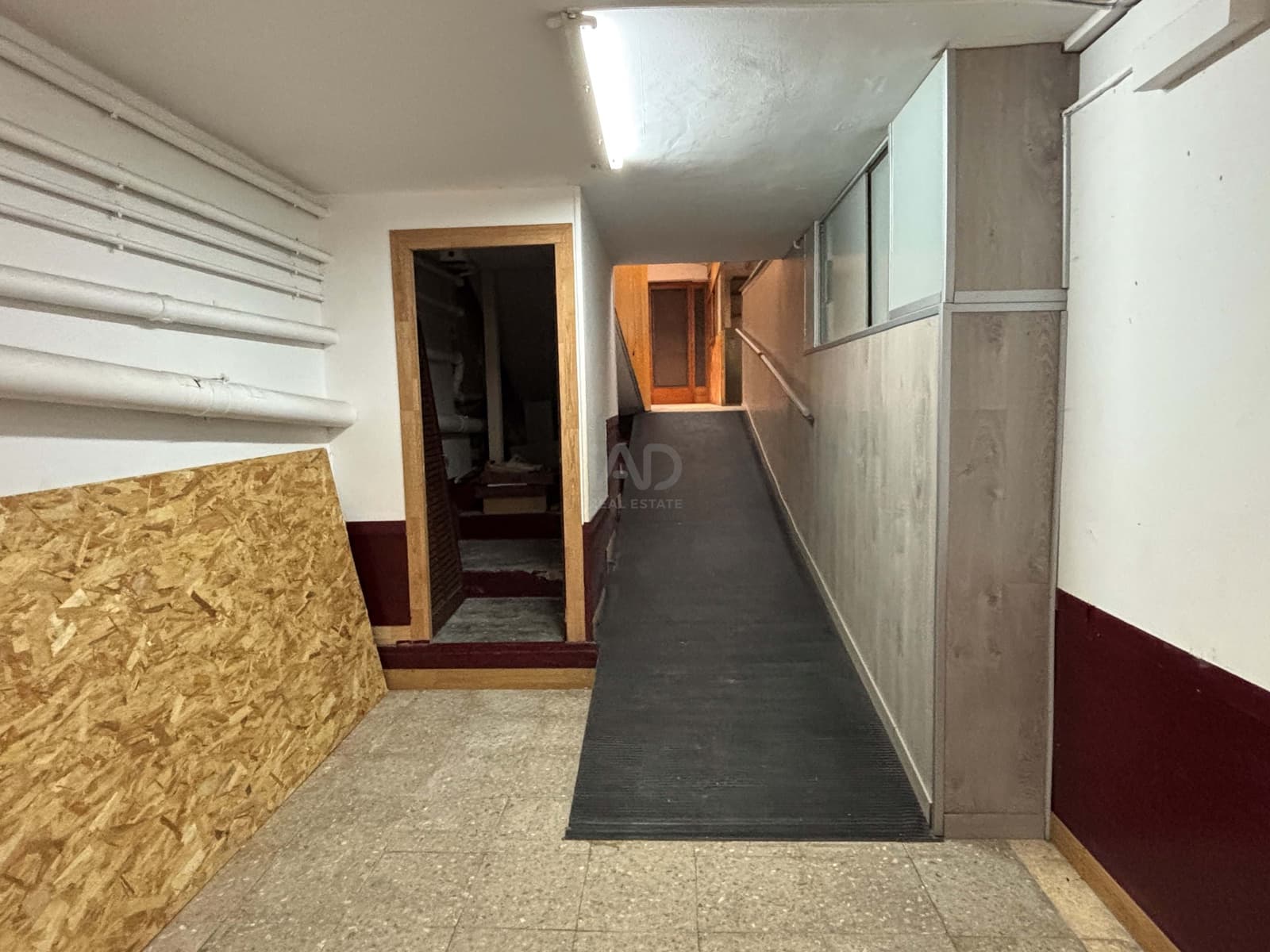 Erhverv til leje i Barcelona by - € 1.800 (Ref: 9987719)