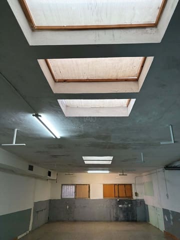 Commercial for rent in Barcelona city - € 1,800 (Ref: 9987719)