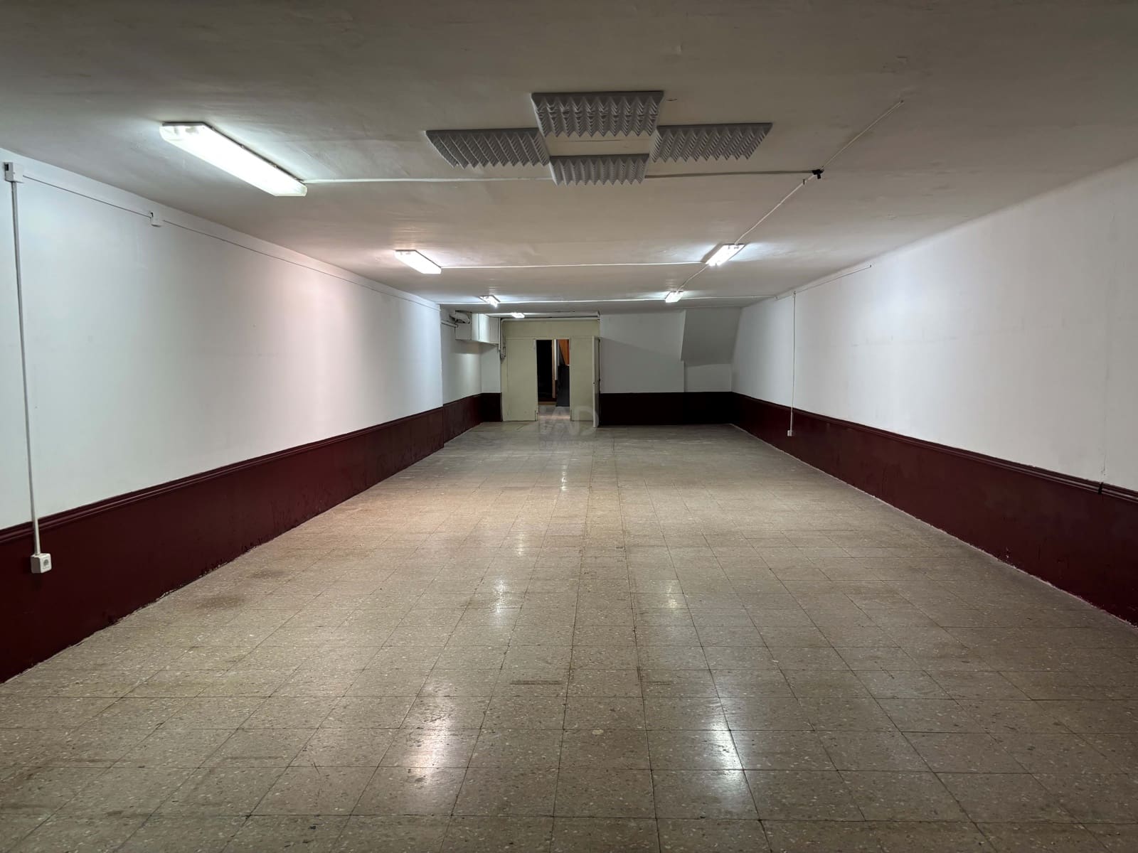 Erhverv til leje i Barcelona by - € 1.800 (Ref: 9987719)