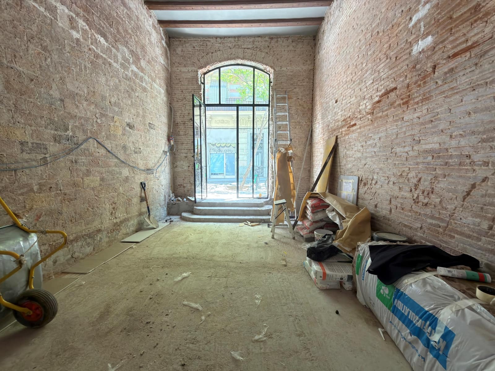 2 slaapkamer Commercieel te huur in Barcelona stad - € 3.300 (Ref: 9987721)