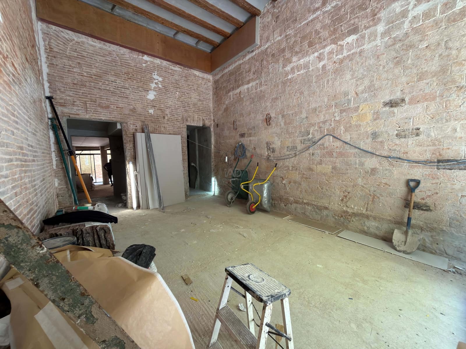 2 slaapkamer Commercieel te huur in Barcelona stad - € 3.300 (Ref: 9987721)