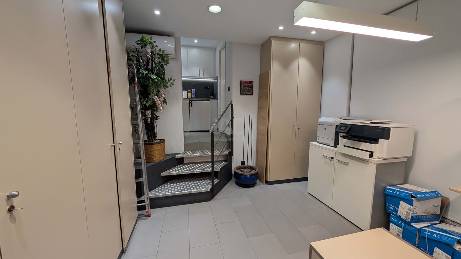 Erhverv til salg i Barcelona by - € 450.000 (Ref: 9987724)