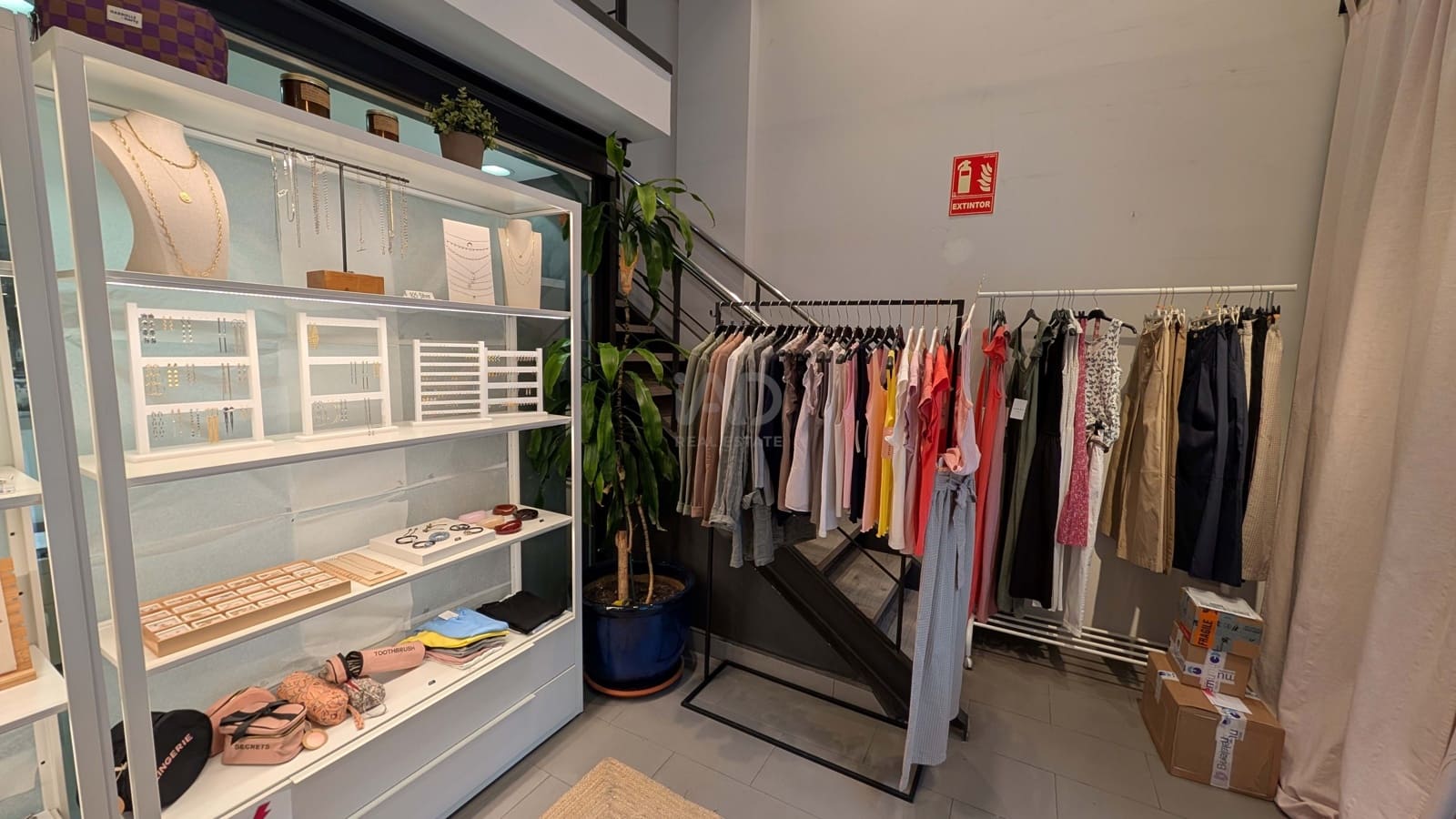 Erhverv til salg i Barcelona by - € 450.000 (Ref: 9987724)