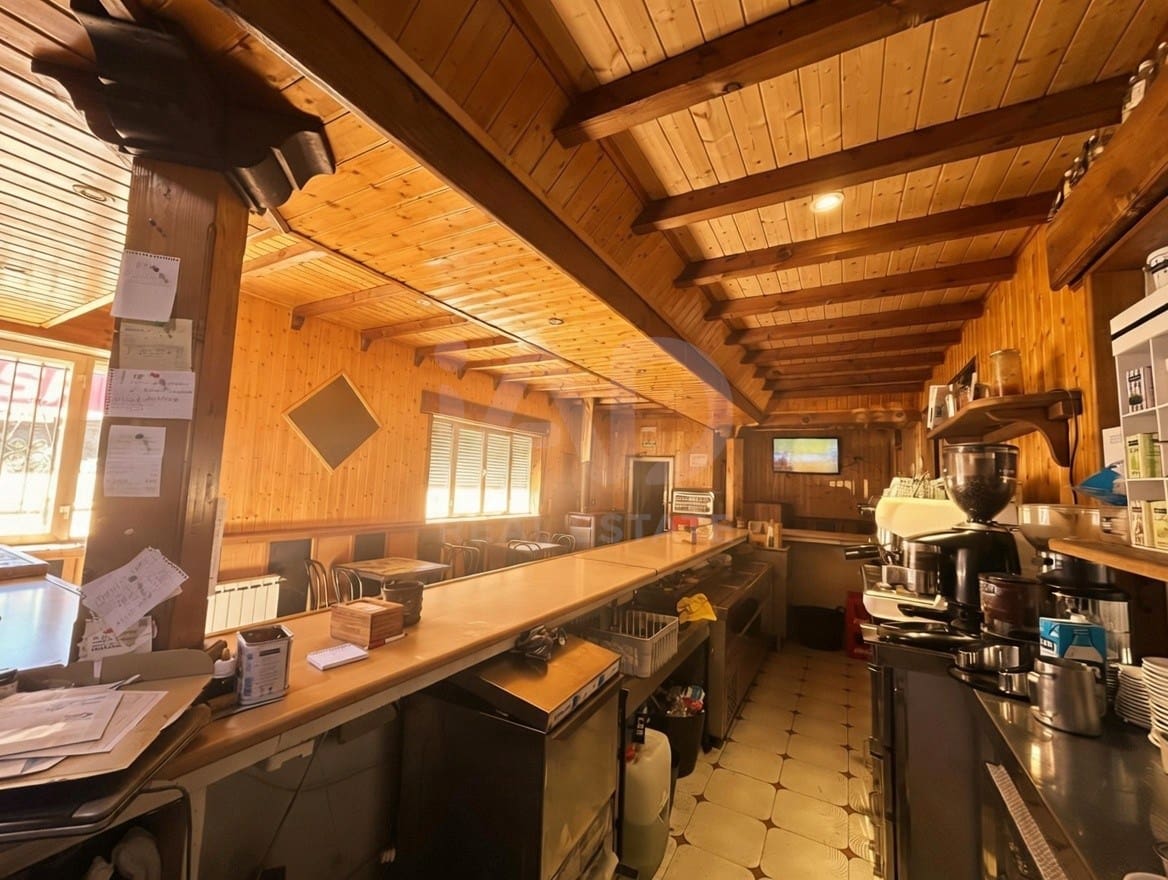 Kommersiell til salgs i Leon by - € 500 000 (Ref: 9987727)
