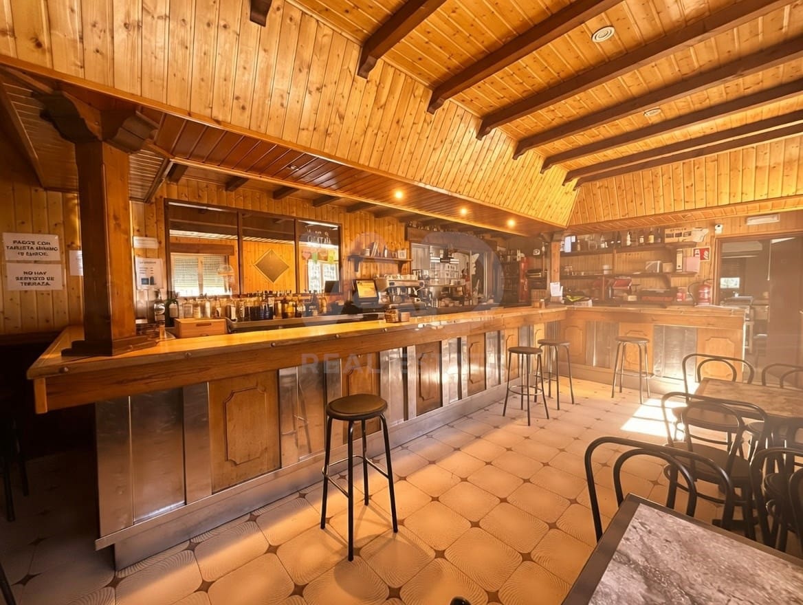 Kommersiell til salgs i Leon by - € 500 000 (Ref: 9987727)